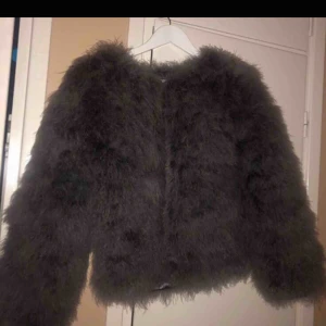  - En grå pälsjacka! Fin skick och använd några få gånger :) frakt tillkommer, köpt för 700kr