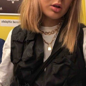  - Säljer en väst i ett ”vindjacka” material, 