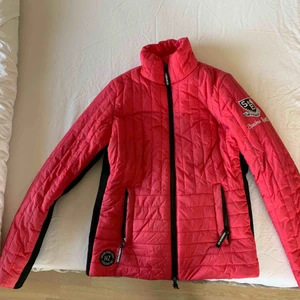  - En snygg rosa jacka som ej är använd pga att den inte passar. 