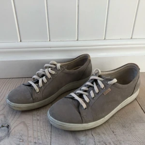  - Sneakers i äkta mocka från Ecco i fint skick. Måttligt använda men inte så det påverkar:)