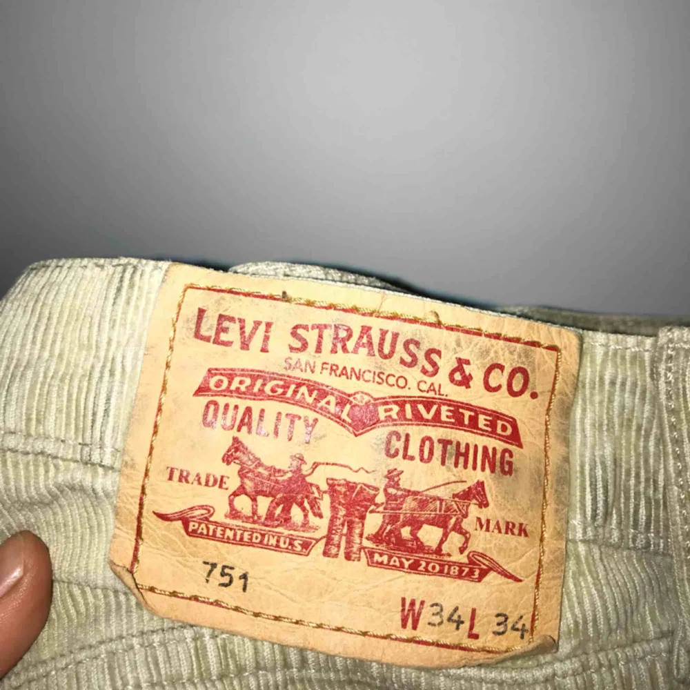 Säljer mina fina beiga manchesterbyxor från Levis pga att de är för stora för mig! Storlek 34:34 men sitter som M. Använda ett flertal gånger men i mycket fint skick utan några defekter! Frakt tillkommer💕. Jeans & Byxor.