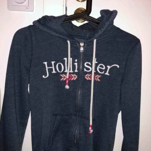  - Blå munktröja från hollister