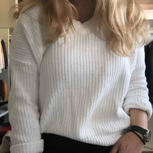  - Supermysig stickad tröja från Nelly.com med snörning på ryggen. Frakt kostar 50kr💓