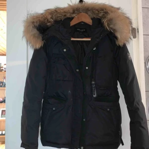  - Hollies jacka  Köpt 2018, använd under en vinter bara. Köpt för 3799 kr.  Liten skada vid fickan inifrån som inte syns alls mycket. 