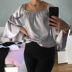  - silvrig off-shoulder (men går även att klä på axlarna) blus från forever 21. frakt på 36 kr tillkommer :)