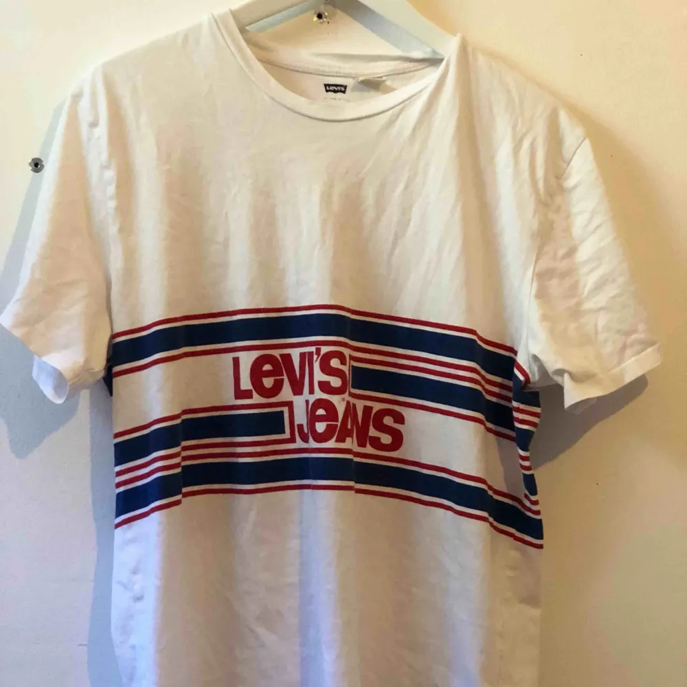 Basic vit tröja från Levis passar med allt💜 Priset kan diskuteras 😋. T-shirts.