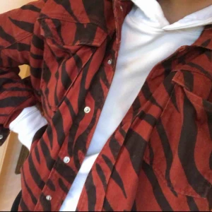  - Från ZARA!💜 Använd fåtal gånger av mig men köpte den här på plick så den hade en annan ägare innan. Den är i alla fall väldigt bra skick. Köpte den för 400kr🥰🥰 säljs ej längre i butik, passa på! Så najs nu på hösten med en stor hoodie under