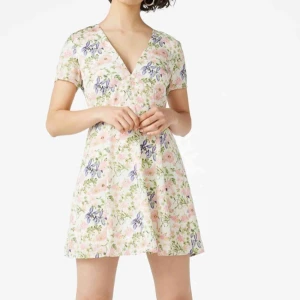  - Blommig klänning från Monki. Jättefin! V-ringad med dragkedja i ryggen. Storlek S.   Kan posta för 49kr. Har swish 💸