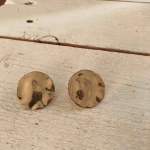  - örhänge, lite repade men syns knappt🤩 köpare står för frakt