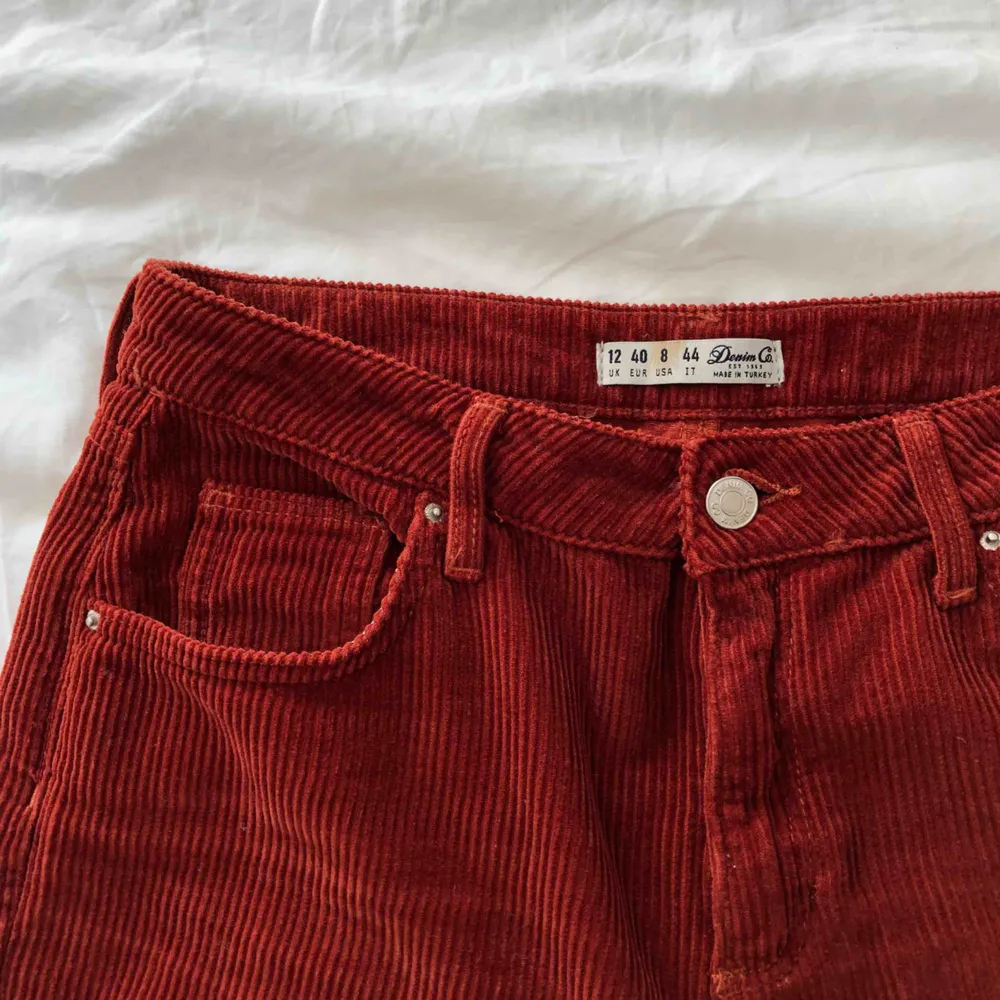 trendiga manchesterbyxor i en fett cool röd färg PERFEKT till hösten!!! det säger storlek 40 men jag har 38 vanligtvis! super sköna, verkligen ett kap!. Jeans & Byxor.