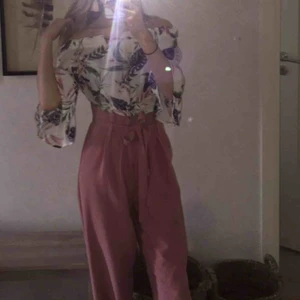  - Bara använt 2 gånger! Köpta för 500kr säljer betydligt billigare! Skön stretch i midjan. Lite långa och stora på mig men jag har smala med och är 166, Men snygga att vika upp så det gör iallafall inte mig något!