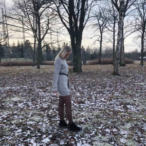  - Superfin ljusgrå stickad klänning som är öppen i ryggen Jag är 170 cm Köpt från nelly men bara använd en gång på bilderna ni ser :( Inte riktigt något jag använder tyvärr därför får den en ny ägare gärna så fort som möjligt