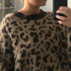  - Mysig stickad från HM i strl L. Aldrig använd! Sitter snyggt oversized på mig som är en S. Frakt ingår i priset!!!. (Obs fösta bilden är lånad)