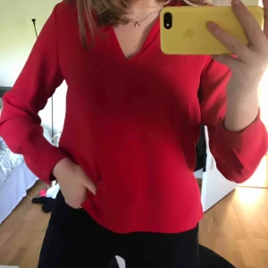  - Jätte fin röd blus från Zara. Använd 3-4 gånger så är verkligen i fint skick. Den är v-ringad och har slitsar på sidorna, skriv gärna för fler bilder. Frakten är inkluderad i priset! 
