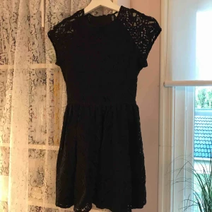  - Säljer en svart fin klänning i spets. Den kommer från H&M, och i står det 36. Men skulle säga att det är 32-34.  Frakt tillkommer🌸