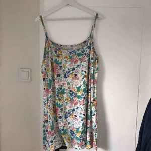 Thriftad slipdress - Supersöt blommig slipdress :-) finns ingen lapp med storlek men den sitter snyggt o löst på mig som är storlek M 