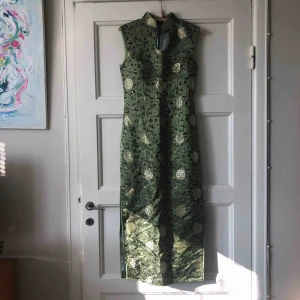 Klänning - Jättefin klänning som tyvärr är för liten!! Passar XS eller liten Small. Lyxigt tjockt material.