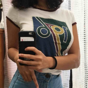  - 70-tals inspirerande tisha! Den är väldigt flattering på kroppen och super gosig🤧 Markerad M, jag på bild är XS! 