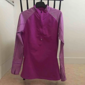  - Lila half zip från Soc. Jättefint skick. Reflexdetaljer både fram och bak. Flis på insidan 💜💜 Strl 36.  📬 Frakt 54 kr