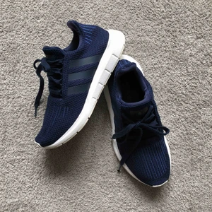 Skor  - Adidas original i mörkblå färg. Storlek 38 2/3 men de med 38 ska ha dom då jag själv har 38 på skor😊 frakt 72kr eller möts upp i Sthlm. 