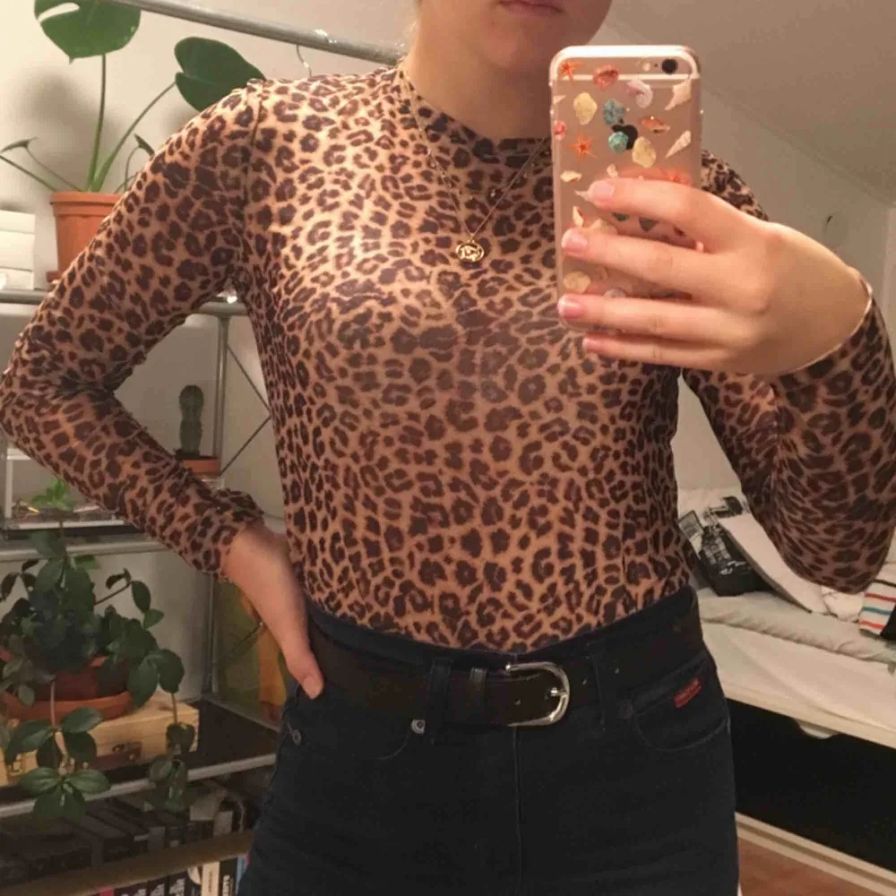Långärmad mesh tröja med leopard print. Inte använd. Fin att ha under ett linne eller t-shirt. Priset är inkluderat frakt.. Toppar.