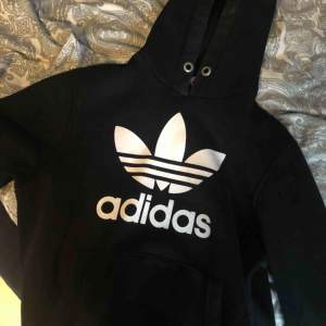 Adidas hoodie, storlek smal