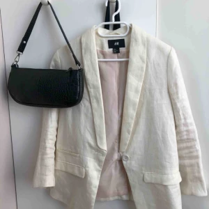  - Kavaj från hm i storlek 36. Ljus beige/naturvit, köpt för ca 400kr. Två fickor, fint rosa satin på insidan samt knäppning kram. 