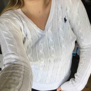  - Stickad tröja från ralph lauren, vit med marinblåa detaljer, inga knottror eller fläckar🤩 vringad. Prutbar, frakt tilkommer på 50 kr