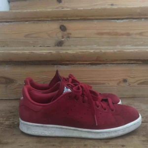  - Fett coola stan Smith i röd mocka. De är använda men inte särskilt utslitna, syns lite på sista bilden. Man kan enkelt fräscha till mockan lite med en mockaborste. 