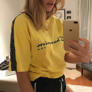  - Gul Champions T-shirt. Bra skick för att vara vintage. Frakt tillkommer.