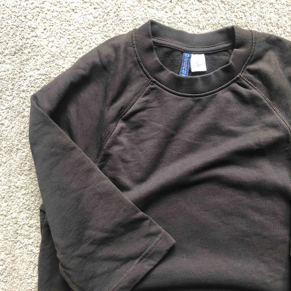 Längre Sweatshirt som används som klänning eller oversized mysig att dra på över att par leggings till gymmet. Frakt 54kr . Hoodies.