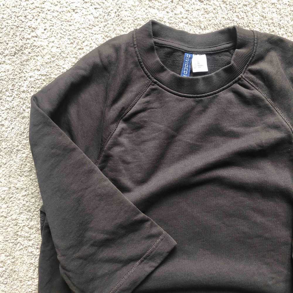 Längre Sweatshirt som används som klänning eller oversized mysig att dra på över att par leggings till gymmet. Frakt 54kr . Huvtröjor & Träningströjor.