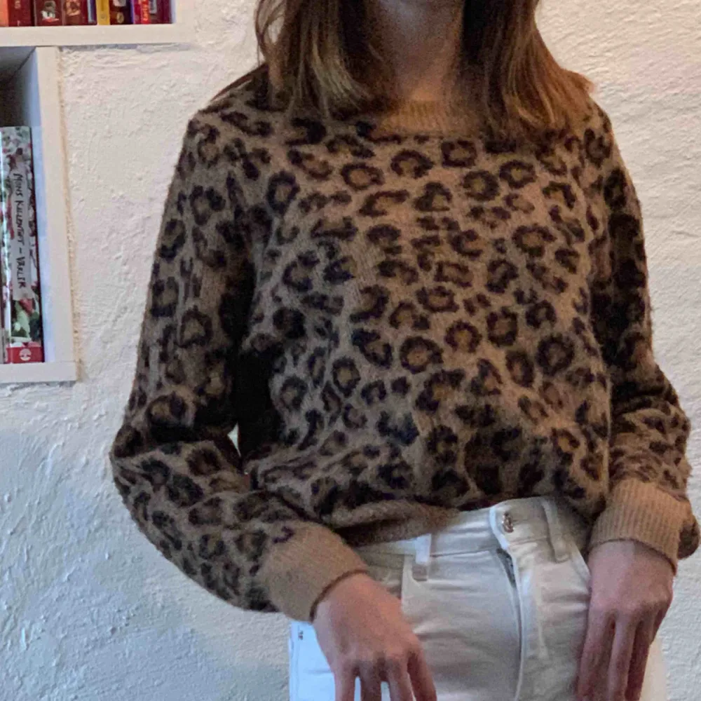 Stickad leopard tröja, knappt använd. Storlek S . Stickat.