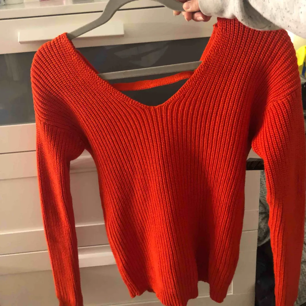 Superfina helt oanvänd röd stickad tröja. Öppen i ryggen med band att knyta. Perfekt till hösten och som sagt helt ny så i perfekt skick. Passar XS men även S. Pris kan definitivt diskuteras.. Stickat.