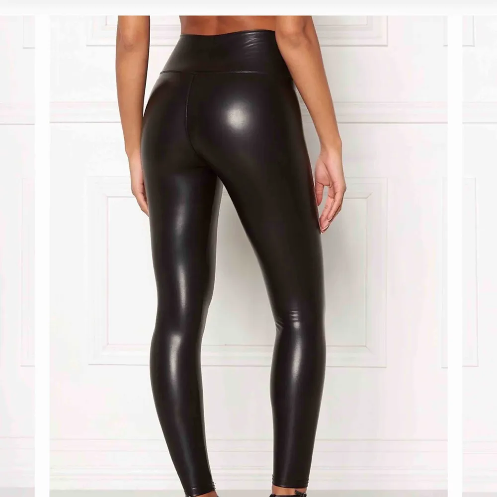 Skinn tights, använda en gång men de är för små så jag kommer inte använda dem igen. De behöver ett nytt hem ;( . Jeans & Byxor.