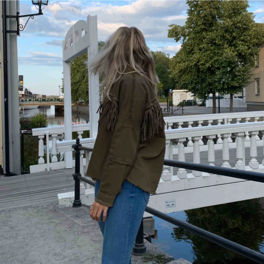 Säljer denna supercoola jacka från Zara, bara använd 1 gång!! 😰🥵🤯 . Takit.