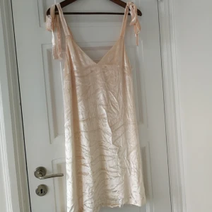  - Ljusrosa klänning, superfin med en t-shirt eller skjorta under. Också med skärp. Minifläck som antagligen går bort i tvätt 🌼