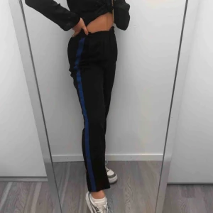  - As nice byxor med blått streck, är själv storlek mellan S/ mer mot M. Frakten ingår i priset✨