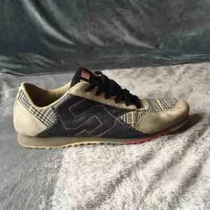  - Sneakers från Triple 5 Soul, stl.38.5, otroligt sköna och snygga men tyvärr lite lite för små för mig. Välanvända men hela, och med mycket kvar att ge. 