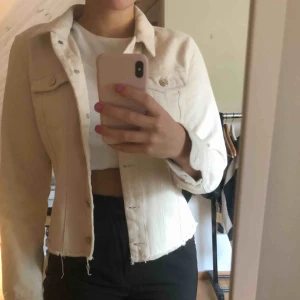  - Croppad beige/krämvit jeansjacka från vero Moda, knappt använd! Passar S/M
