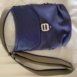  - superfin lila väska från ESPRIT.  originalpris ca 299kr  köparen betalar frakt på ca 50kr ☺️