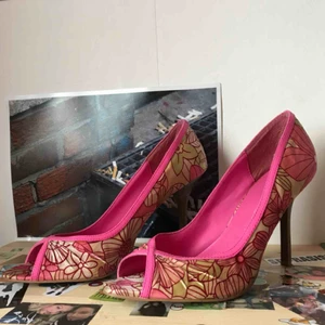  - Super snygga rosa klackar med ett blommigt mönster. Storlek 9. Möts upp i Sthlm o Örebro. Köparen står för frakten💕