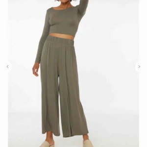 Sundown Relaxed Set - Sundown Relaxed Set från Chiquelle. Använt en gång, nypris 499 kr. Säljer för 200 + frakt!