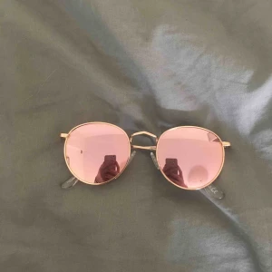  - Coola solglasögon med spegellinser. Köpta på Gina tricot. Säljer då de tyvärr aldrig har kommit till användning! Har en liten repa (därav priset) men annars är de precis som nya Hör av dig vid ev frågor!