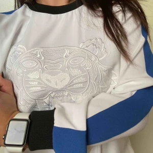  - Helt oanvänd kenzo tröja köpt från ny kollektion från Dubai mall i deras kenzo butik. Nypris 4500 säljer för 2000. Först till kvarn. Köparen betalar frakt 59kr