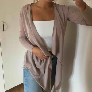  - Kofta i lång modell, super skön och lite stretchig