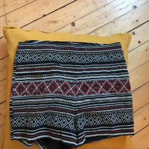  - Superfina shorts med coola mönster. Använda 2 gånger. Lappen är avklippt för den kliade i ryggen. Frakt ingår i priset!💗