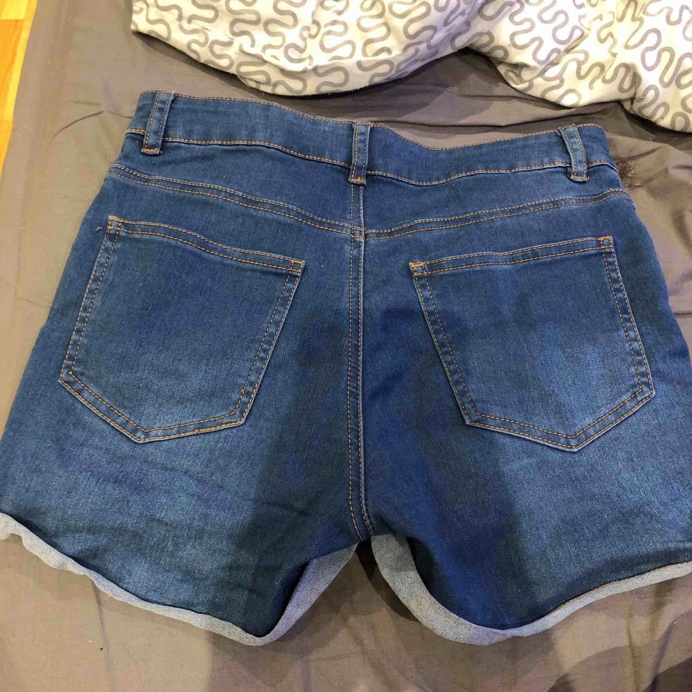 Shorts som aldrig är använda, billigt pris pga inte sommarsäsong men köparen betalar alltid frakt!. Jeans & Byxor.