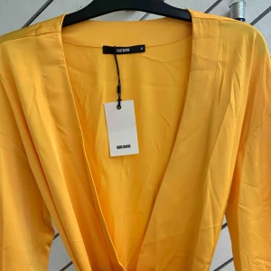  - Satin kofta med knytband från ”Bik Bok”  Helt ny med etikett på!  Köparen står för frakten!