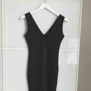  - Skön lite kortare klänning , jag är 165 cm & den går till mitten på låret :)